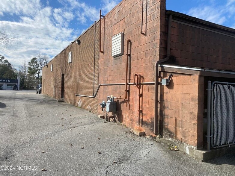 More Photos Of 112 E 5th St, Washington General Retail For Sale