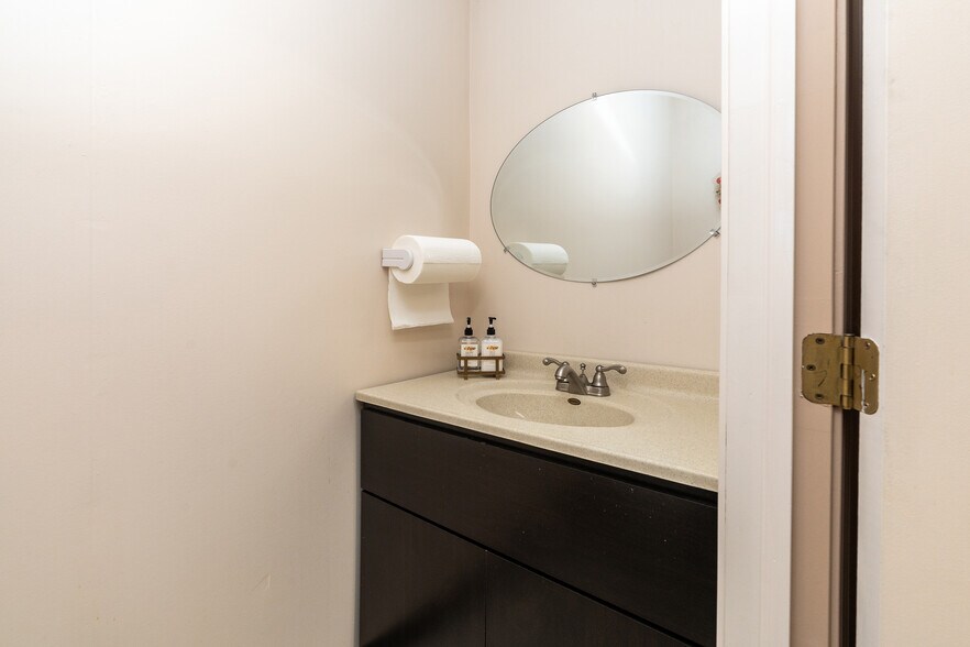 More Photos Of 808 W Prairie St, Marion Office For Sale