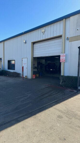More Photos Of 710 Shepherd Dr, Garland Warehouse For Lease