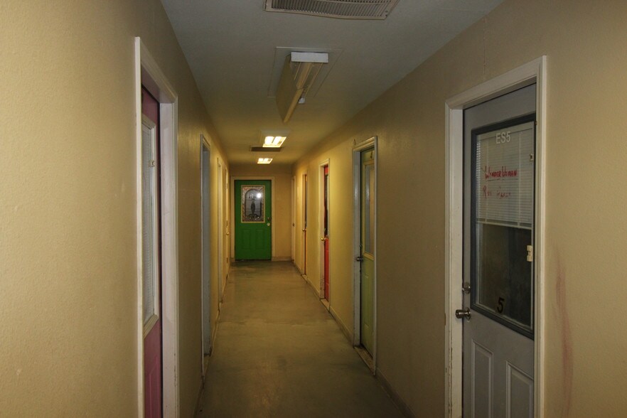 More Photos Of 2675 W Arby, Las Vegas Veterinarian Kennel For Sale