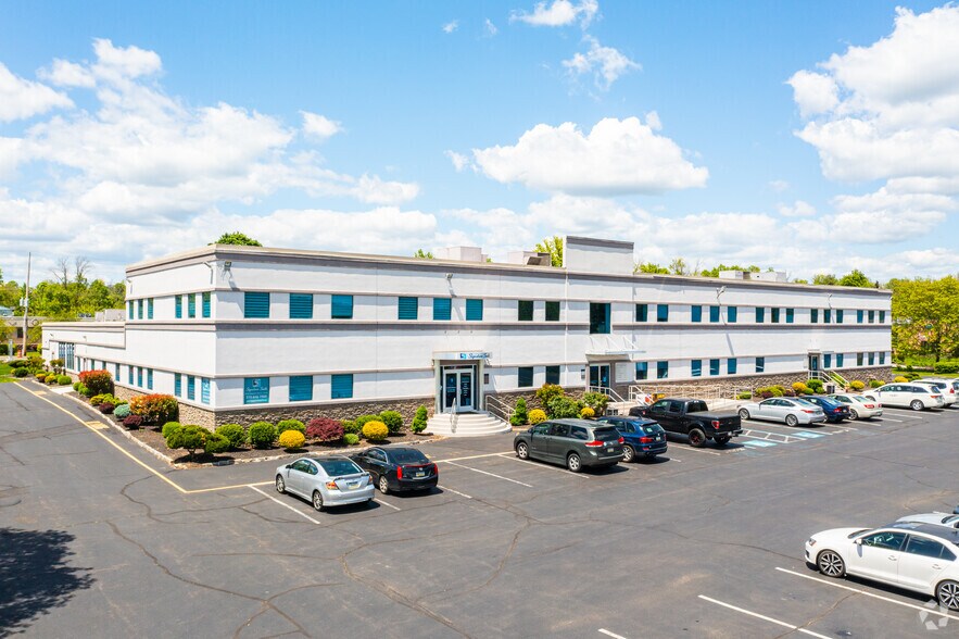 Primary Photo Of 401 Commerce Dr, Fort Washington Medical For Lease