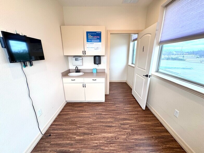 More Photos Of 101 S US Highway 75, Denison Medical For Lease