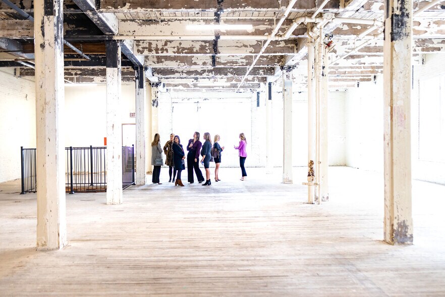 More Photos Of 601 Elm St, Dallas Office For Sale