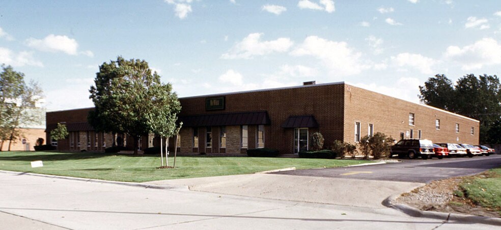 More Photos Of 3451-3453 Commercial Ave, Northbrook Warehouse For Lease