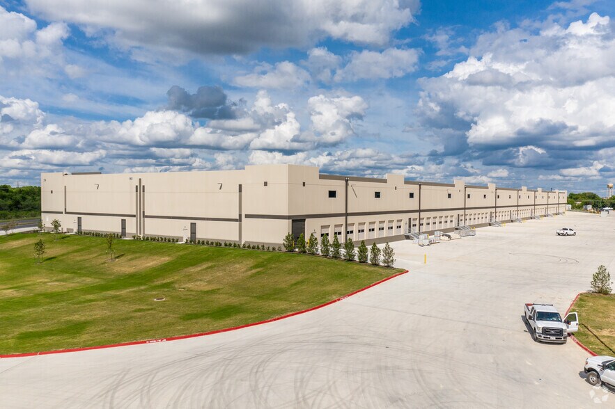 More Photos Of 1980 Kohlers Crossing, Kyle Warehouse For Lease