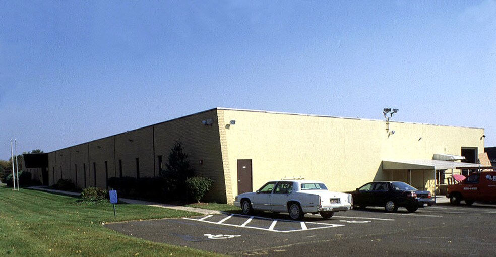 More Photos Of 470 Maryland Dr, Fort Washington Light Distribution For Lease