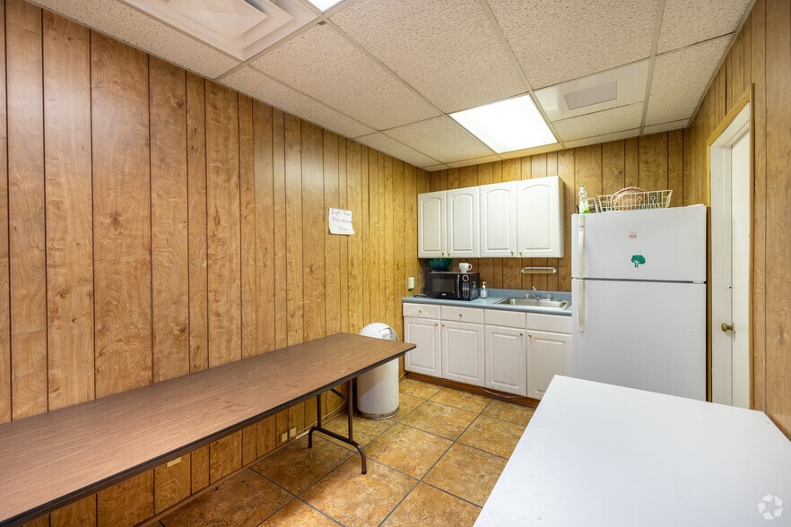 More Photos Of 7540-7544 Balboa Blvd, Van Nuys Unknown For Lease