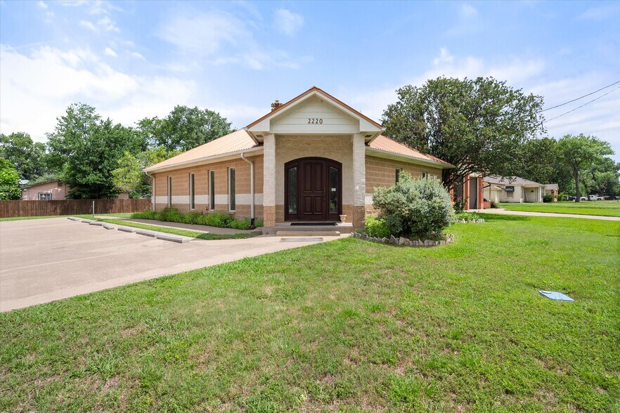 More Photos Of 2220 W 2nd Ave, Corsicana Office For Sale