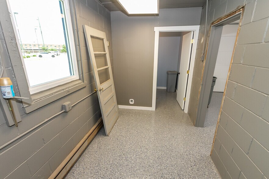 More Photos Of 925 Virginia St, Shelbyville Warehouse For Lease