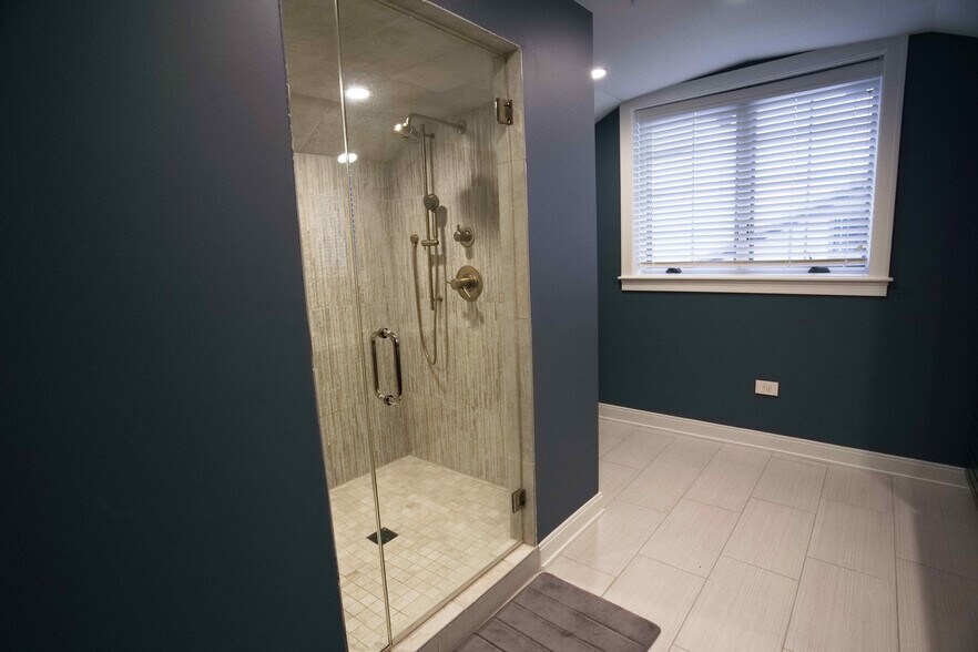 More Photos Of 2244 Ferry Rd, Naperville Flex For Sale