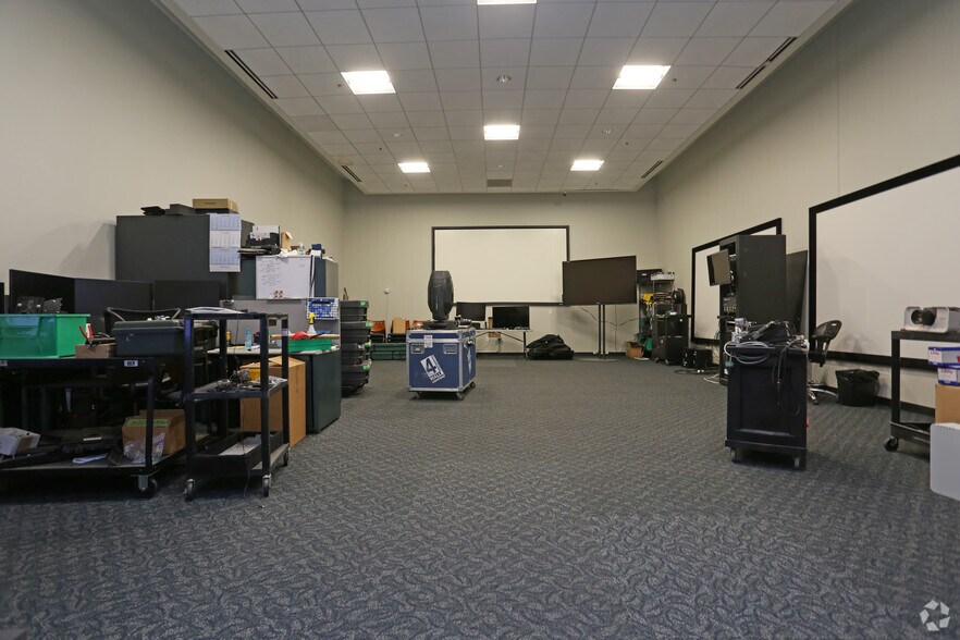 More Photos Of 16503 Air Center Blvd, Houston Unknown For Lease