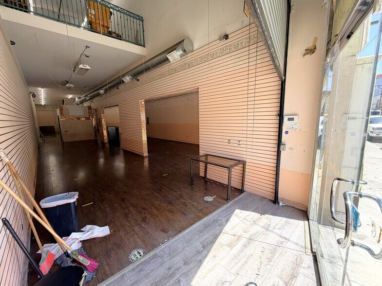 More Photos Of 951 Crocker St, Los Angeles Storefront Retail Office For Lease