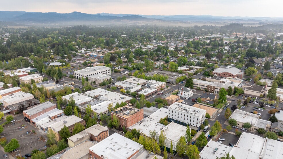 More Photos Of 414 NE Evans St, Mcminnville Office For Sale