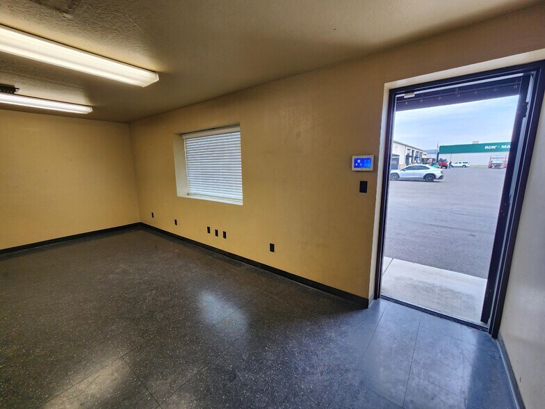 More Photos Of 2855 N Sunnyside Ave, Fresno Warehouse For Lease