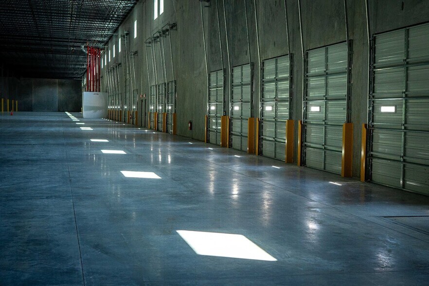 More Photos Of 5720 Trade Dr, Alpharetta Warehouse For Lease