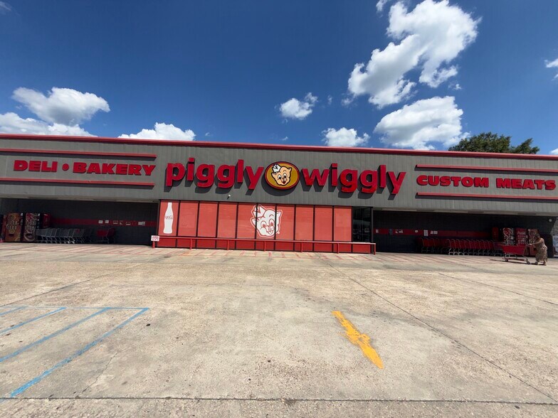 More Photos Of 1720-1731 Columbia Ave, Prentiss Freestanding For Lease