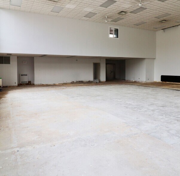 More Photos Of 899 2nd Av E, Owen Sound Bank For Sale