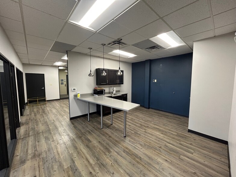 More Photos Of 9011 N Meridian St, Indianapolis Office For Lease