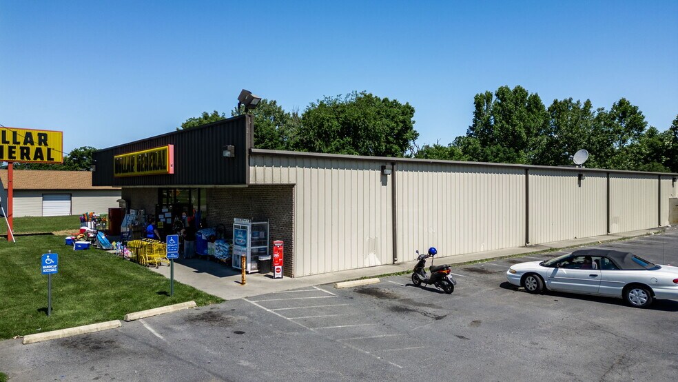 More Photos Of 173 W Lee St, Broadway Freestanding For Sale