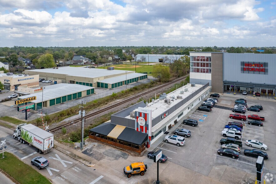 More Photos Of 3414-3468 Ella Blvd, Houston Unknown For Lease