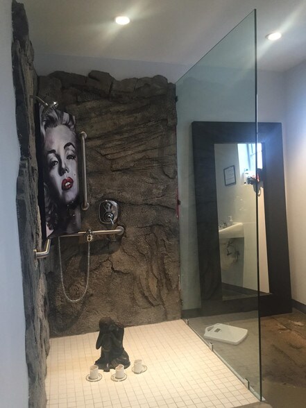 More Photos Of 2509 N Ontario St, Burbank Flex For Lease