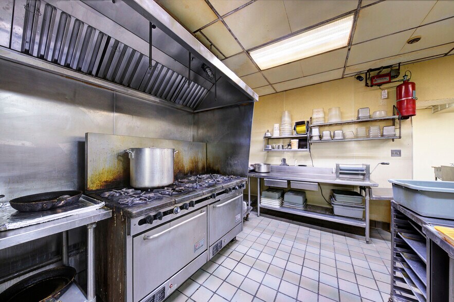 More Photos Of 1744 Biddle Ave, Wyandotte General Retail For Sale
