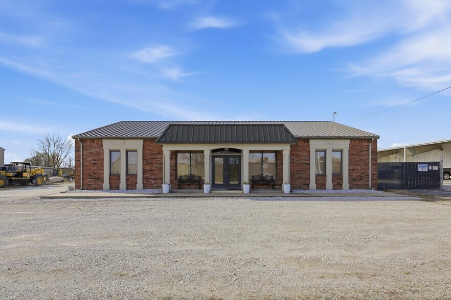 More Photos Of 2307 Missouri Ave, Carthage Light Distribution For Sale