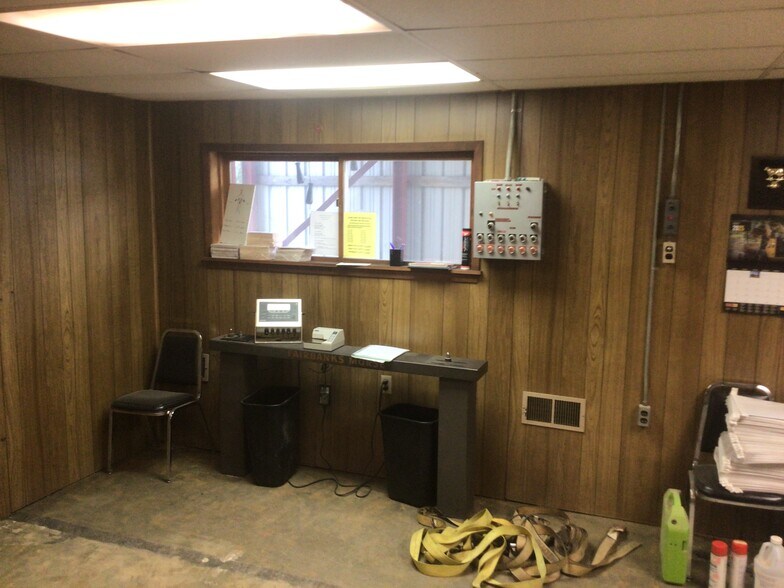 More Photos Of 130 E 11th St, Monticello Specialty For Sale