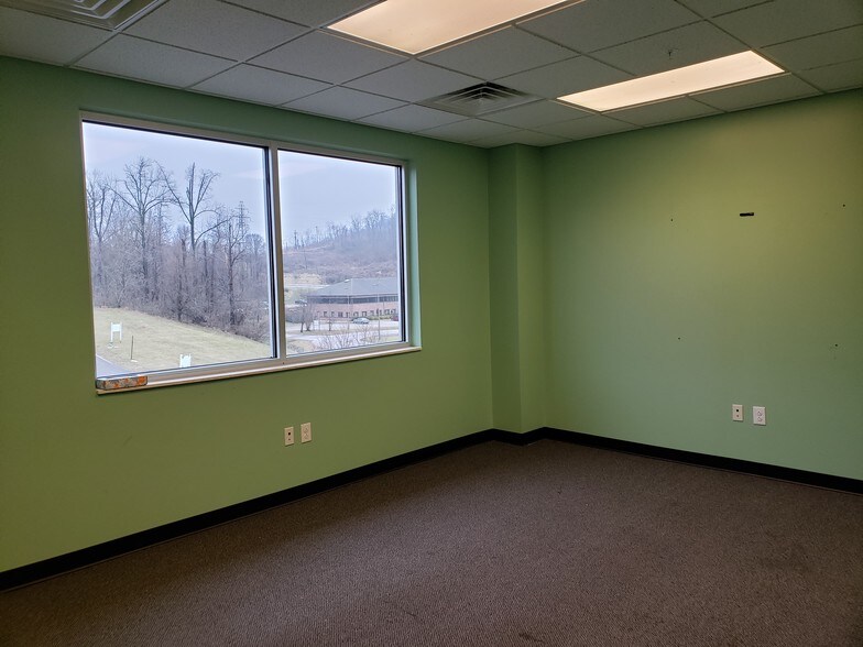 More Photos Of 300 Kenton Dr, Charleston Office For Lease