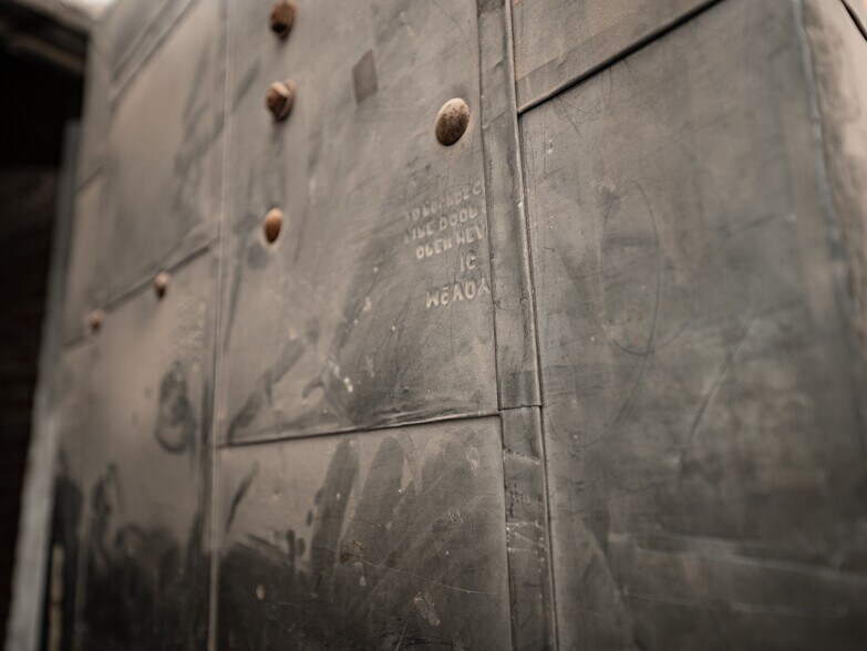 More Photos Of 100 Main St, Dubuque Flex For Sale