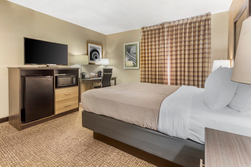 More Photos Of 115 Lake Ave, Spring Lake Hotel For Sale