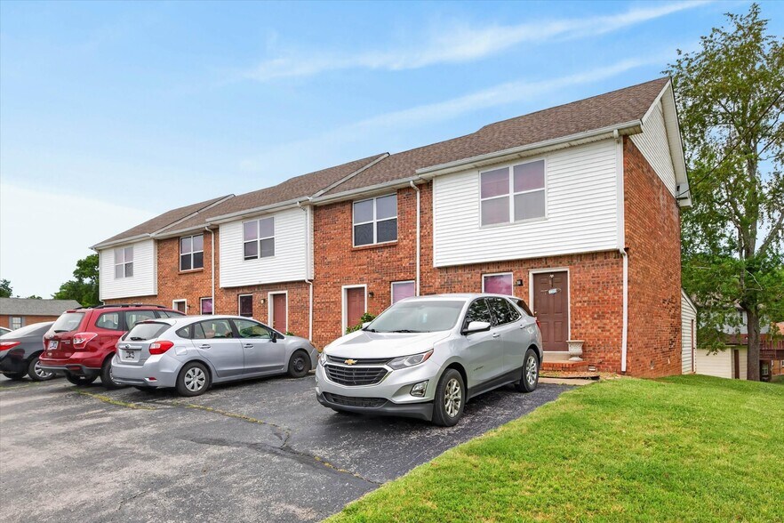 More Photos Of 1531 E Knollwood Cir, Clarksville Apartments For Sale