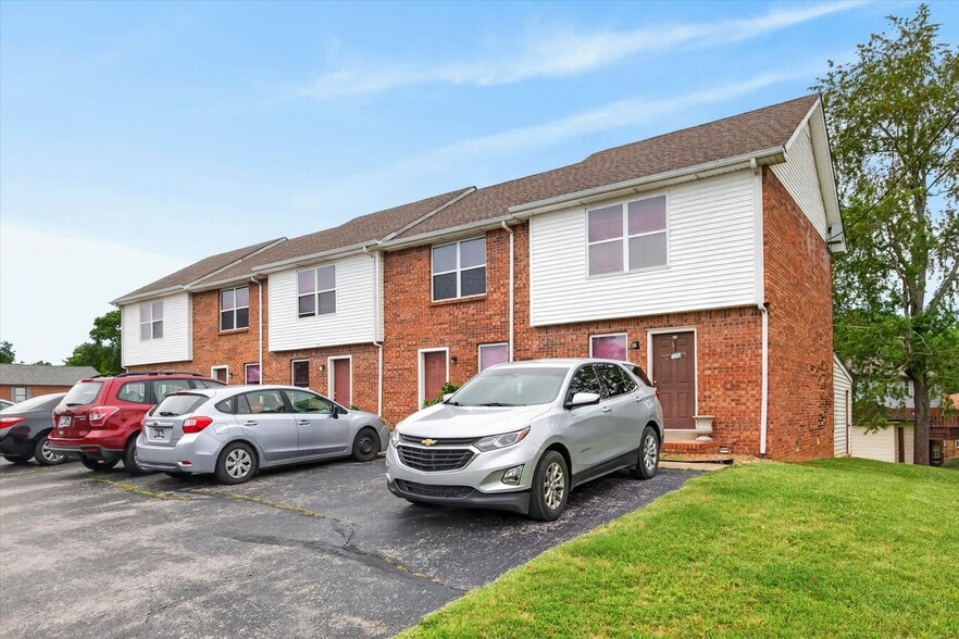 More Photos Of 1531 E Knollwood Cir, Clarksville Apartments For Sale
