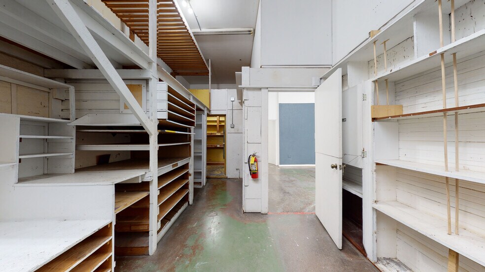 More Photos Of 13031 Montana Ave, Los Angeles Freestanding For Lease