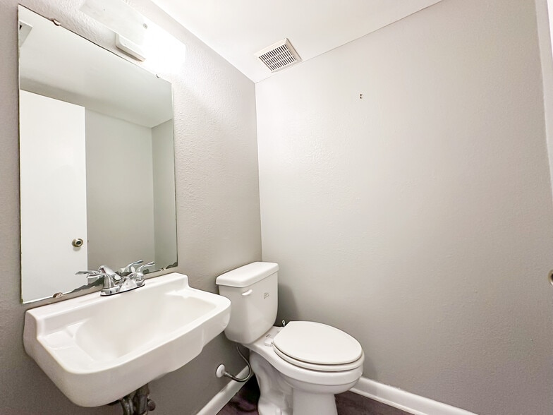 More Photos Of 1979 E Edgewood Dr, Lakeland Office For Lease