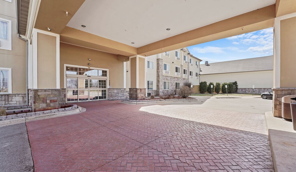 More Photos Of 725 Paradise Ln, Johnson Creek Hotel For Sale