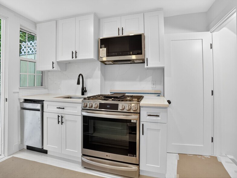 Primary Photo Of 3982 45th St, Sunnyside Specialty For Sale