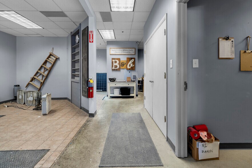 More Photos Of 99 E Carmel Dr, Carmel Storefront Retail Office For Lease