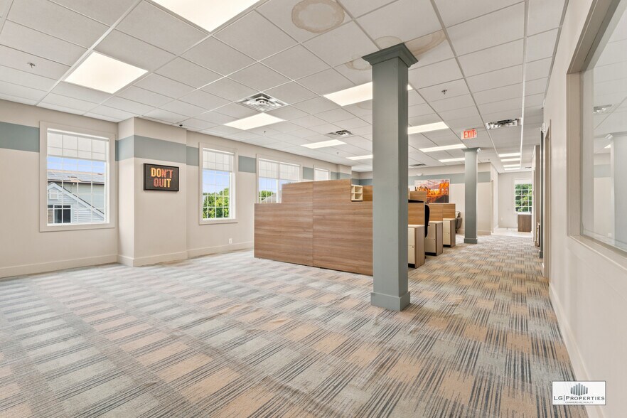 More Photos Of 920 E County Line Rd, Lakewood Office For Lease