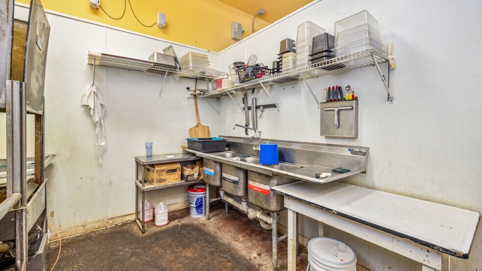 More Photos Of 207 E Hughitt St, Iron Mountain Restaurant For Sale