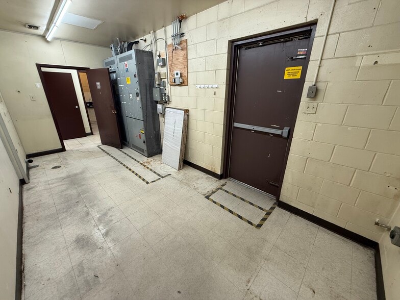 More Photos Of 815 Ellice Av, Winnipeg Convenience Store For Sale
