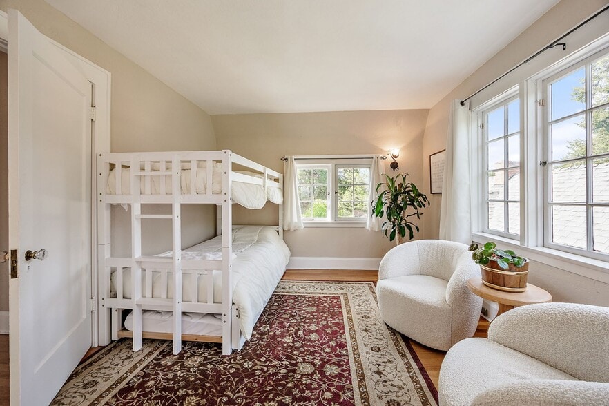 More Photos Of 2336 Table Rock Rd, Medford Freestanding For Sale