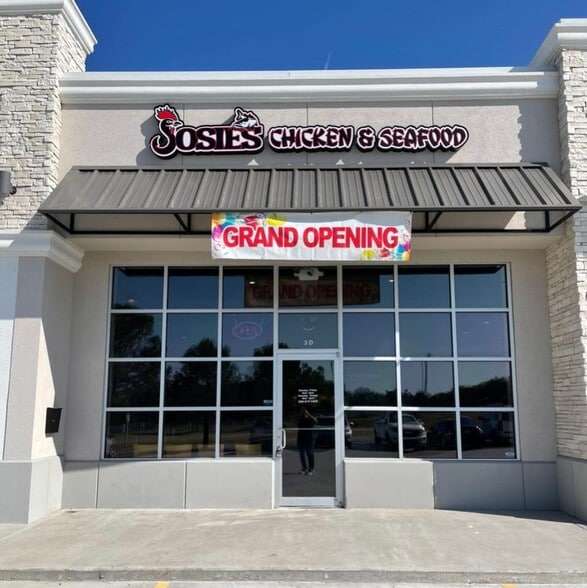 More Photos Of 2015 W Broadway St, Ardmore General Retail For Lease