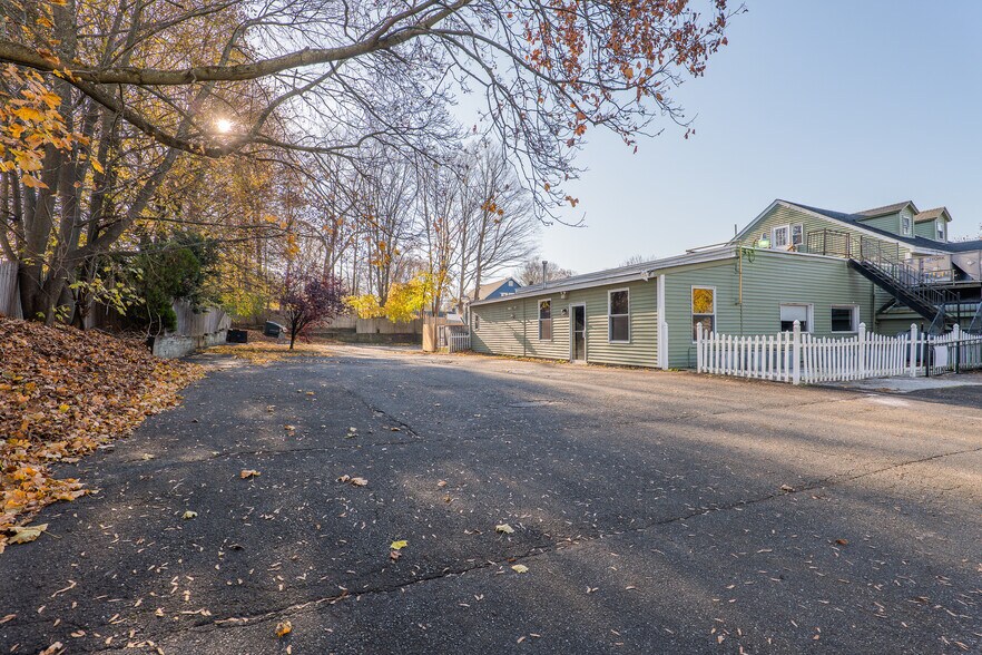 More Photos Of 29 E Pembroke Rd, Danbury Restaurant For Sale