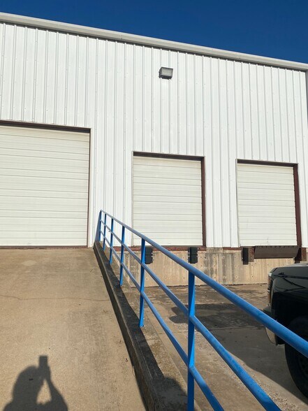 More Photos Of 8248 W Reno Ave, Oklahoma City Warehouse For Lease