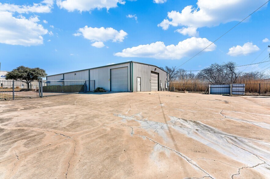More Photos Of 4300 Garland Dr, Haltom City Warehouse For Lease