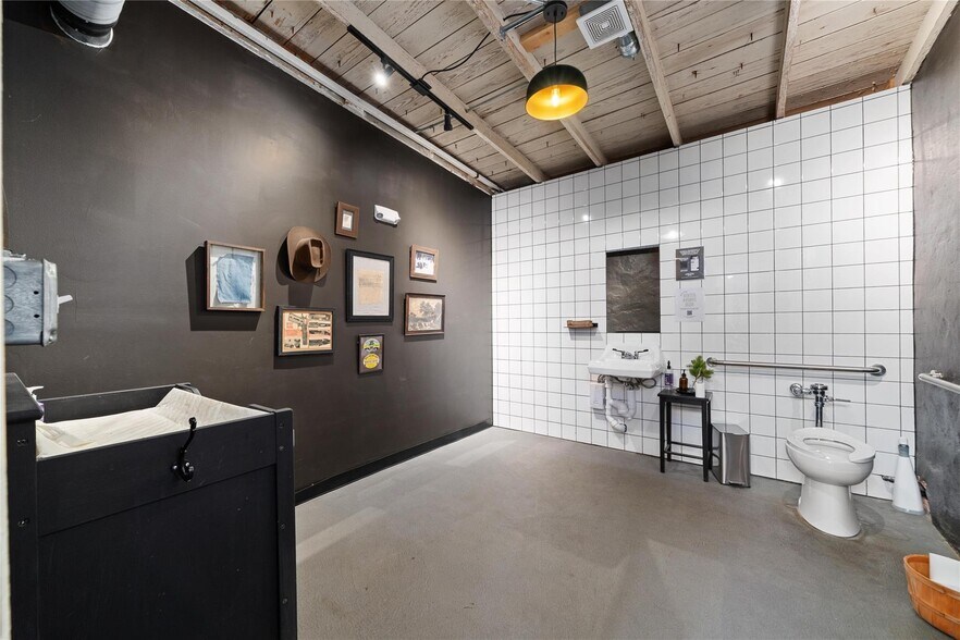 More Photos Of 508 N Center Ave, Brownwood Department Store For Sale