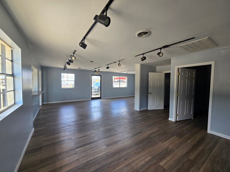 More Photos Of 5210 N Middlebrook Pike, Knoxville Unknown For Lease