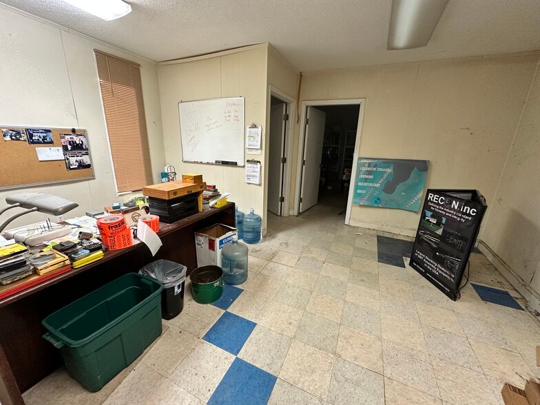 More Photos Of 600 N Long St, Salisbury Warehouse For Lease