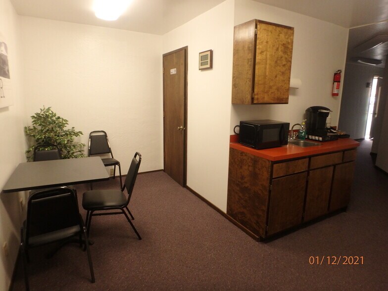 More Photos Of 85 SE 5th St, Madras Office For Lease